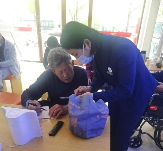 手把手教出“智”在生活 心贴心温暖银龄岁月——记山东联通巾帼文明岗枣庄联通林运路营业厅