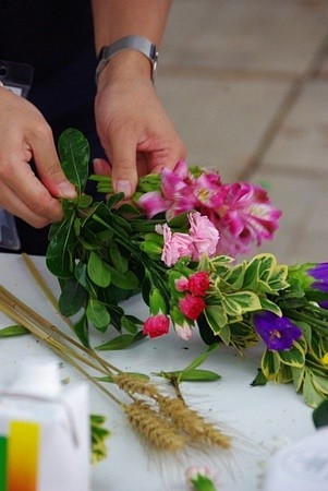 把花和叶子一起绕起来变成一个花束。由皮诺琛拍摄