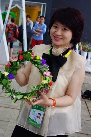 瑞典馆项目经理JENNY展示她的第一个瑞典仲夏节花环。由皮诺琛拍摄