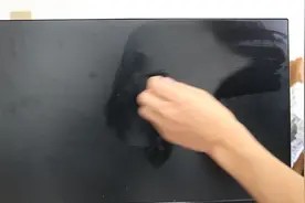 电脑屏幕上老有灰尘，教您一招，三个月不粘飞，很实用！视频封面
