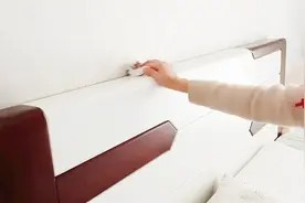 擦家具不沾灰的小窍门，在水里洒几滴这个，一个月都干净，省事了视频封面