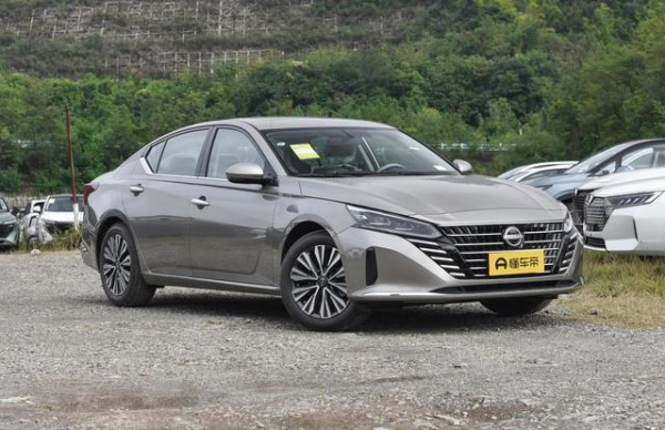 日产天籁12.78万起,旗舰舒享空间全维降噪超智联+远程操控-有驾