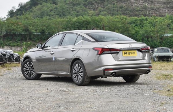 日产天籁12.78万起,旗舰舒享空间全维降噪超智联+远程操控-有驾