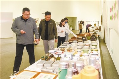 图为展览现场，观展者认真欣赏展品。韩堃摄