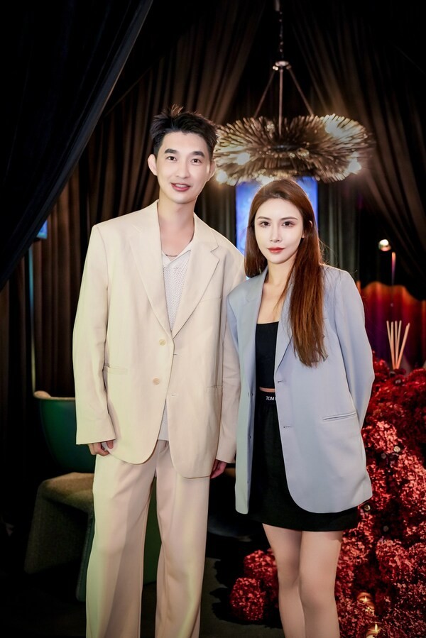 COSMO CROSS高级总裁 Edwen Lau 刘奕辰（左） COSMO CROSS创始人 Renee Cheng 郑熙文（右）