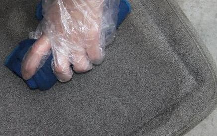 汽车地毯上的污渍怎么清理？-有驾