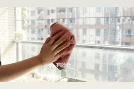 高处玻璃太难擦?不用花钱请保洁,教你一招,两面玻璃干净无水痕图片