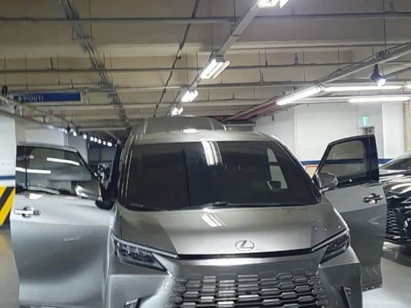 25款 雷克萨斯LM500h 2.4T 油电混动 6座 韩版 港口现车 可谈