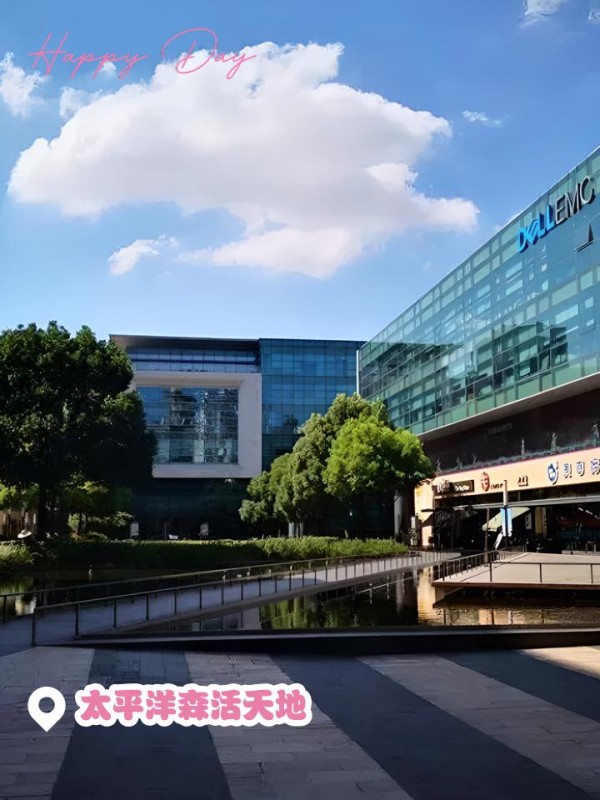 五角场一日游攻略 昨天逛了五角场，简直是超充实的一天！记录一下，以后可以回味~  游玩路线看这里： 复旦大学->大学路集市->创智天地->太平洋森活天地->五角场商圈 首先，早上10点半到的复旦大学，虽然只待了两个小时，但这里的每一秒都充满历史和学术气息。校园里满是青春洋溢的学生，特别推荐在光华楼前拍一张照片，背景超美！ 接着，直奔大学路集市。这里真的超文艺，各种小资风情的店铺琳琅满目。特别推荐“文艺复兴”咖啡馆，环境超棒！点了一杯拿铁☕️，可以坐在窗边看着街道，享受慢生活。 从大学路步行10分钟左右，就到了创智天地，满满的现代商务氛围。这里有各种餐厅可以吃饭，还试了试星巴克臻选☕️，环境确实比普通分店好很多，特别适合办公和休息。 午餐后，乘坐地铁10号线到江湾体育场站，再步行20分钟就到了太平洋森活天地。这地方真的融合了自然和现代设计，逛街的好去处️。内部有许多打卡点，比如那个巨大的蝴蝶雕塑，特别适合拍照。 傍晚回到五角场商圈，这里简直是购物天堂！推荐去合生汇，每天都要排长队的LADY M蛋糕一定要试试，季节限定款特别棒！另外，合生汇的星聚会KTV环境超赞，音响效果一级棒，朋友聚会超合适。 小贴士： 1️⃣如果你喜欢美食，特别是季节限定美食，LADY M的蛋糕一定要尝尝； 2️⃣如果喜欢拍照，五角场的各大商圈和打卡点一定不能错过； 3️⃣步行是最佳交通方式，因为景点之间的距离都不远； 4️⃣抓娃娃机爱好者一定要去“娃娃总动员”，成功率高，娃娃种类多，特别适合拍照！ 觉得有用的话就快码住吧，下回继续带你们探秘更多好玩的地方！-有驾