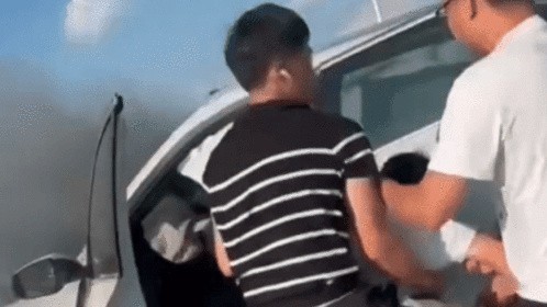宝马出车祸车头被撞冒黑烟，车主被两男子救出车被烧毁