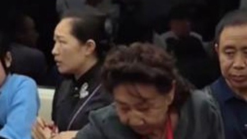 老人地铁上要求女子让座，不同意就自己强行挤进去坐！