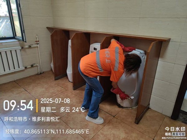  洁净无微处 服务见真情——新城区环境卫生服务中心开展公厕精细化保洁行动相关图片