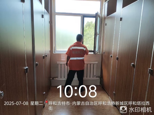  洁净无微处 服务见真情——新城区环境卫生服务中心开展公厕精细化保洁行动相关图片