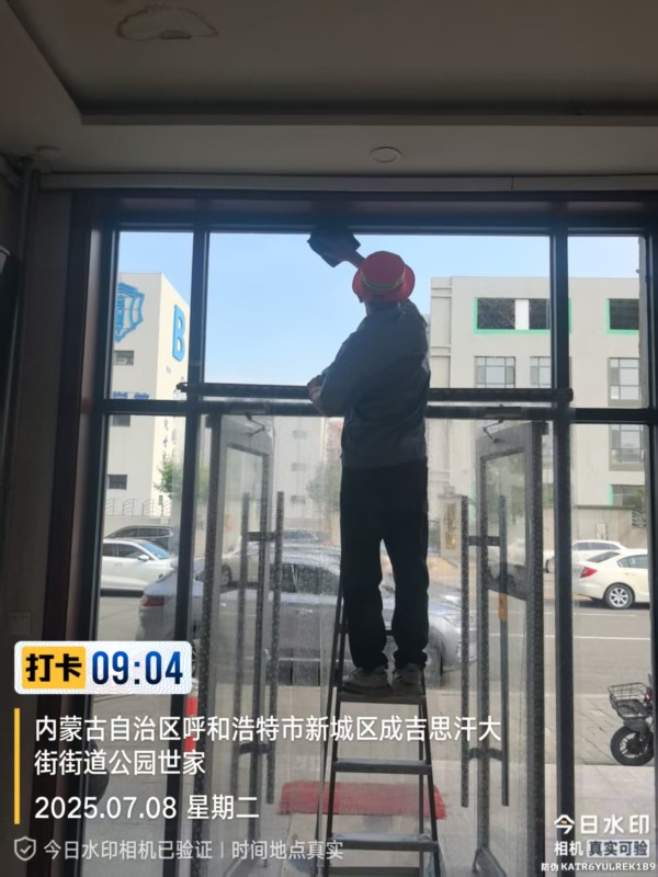  洁净无微处 服务见真情——新城区环境卫生服务中心开展公厕精细化保洁行动相关图片