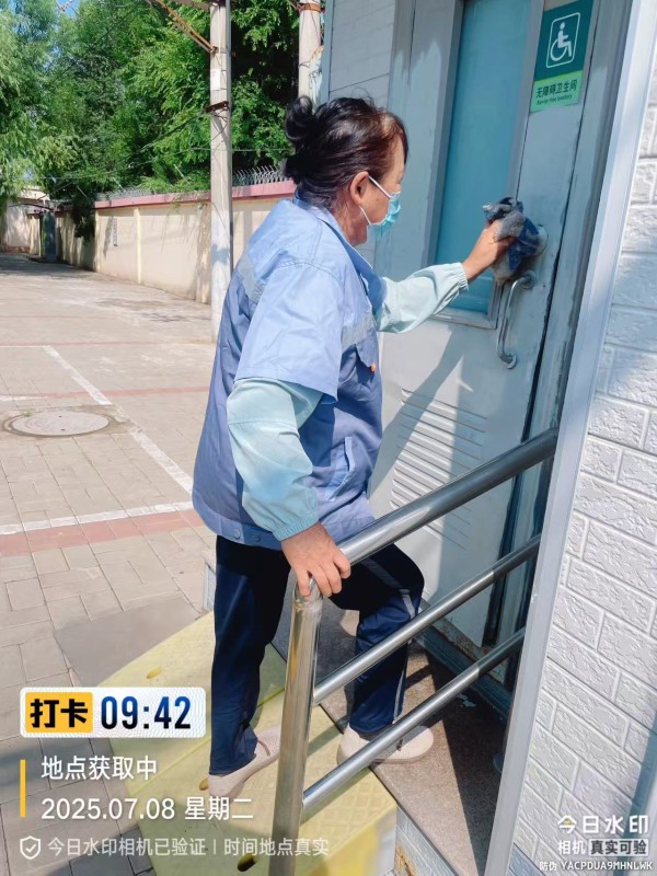  洁净无微处 服务见真情——新城区环境卫生服务中心开展公厕精细化保洁行动相关图片