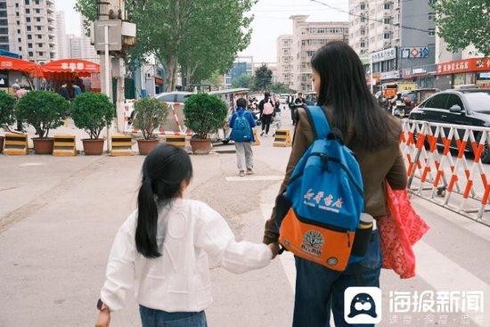 顾少强接女儿放学