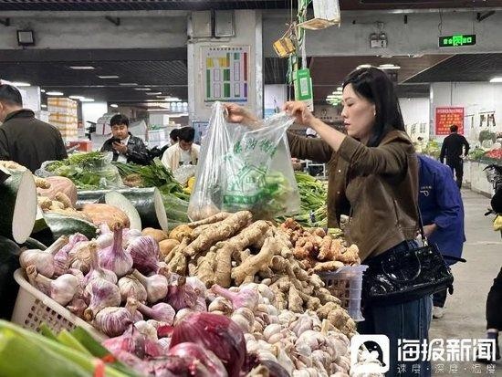 顾少强正在买菜