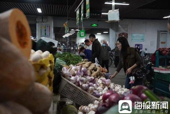 顾少强在菜市场买菜