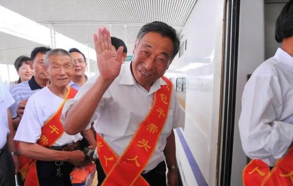 好消息来了！60岁及以上的老人乘车，6月起可享这3项“特殊”福利-有驾