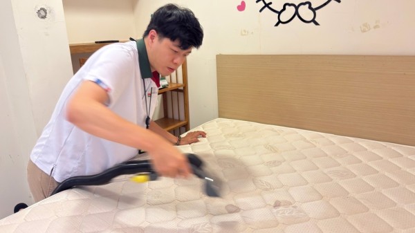 詹博咏让一张张沙发与床垫重获新生，以房仲身份为社区永续的行动作出贡献。(图/信义房屋 提供)