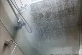 淋浴房玻璃上水垢难去除?教你一招,只要用它抹一抹,透亮如新图片