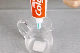 家里玻璃门窗老是擦不干净,教你一招,窗后的世界都清晰了视频封面
