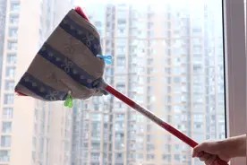 窗户玻璃外面灰尘多,家政阿姨只用一招,飘窗擦得干净明亮没有灰视频封面