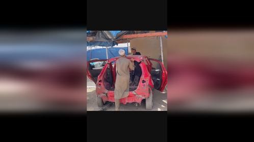 白沙瓦小作坊组装小汽车