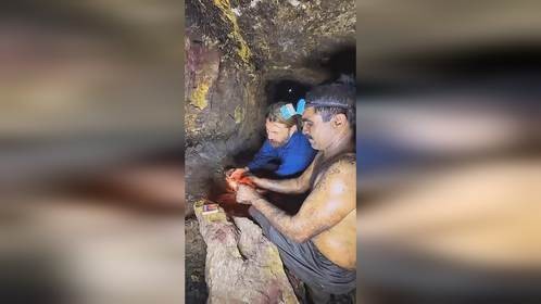 煤矿工人人工挖煤