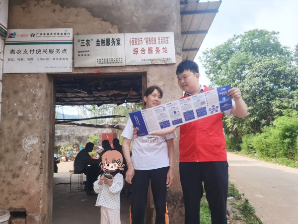 金融专员在便民服务点给村民普及金融知识