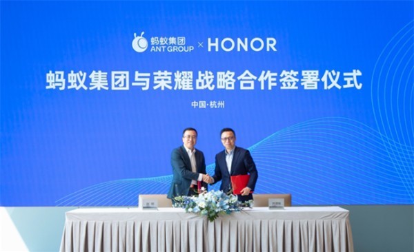 荣耀CEO赵明（左）与蚂蚁集团董事长兼CEO井贤栋（右）签署战略合作