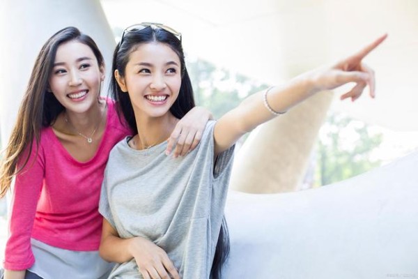 我从来不化妆，却在帮着丈夫打扫车内卫生时，发现了一支口红-有驾