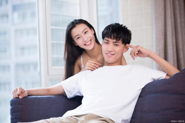 我从来不化妆，却在帮着丈夫打扫车内卫生时，发现了一支口红-有驾
