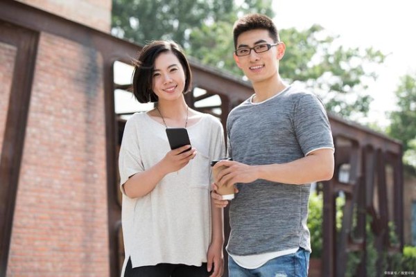我从来不化妆，却在帮着丈夫打扫车内卫生时，发现了一支口红-有驾