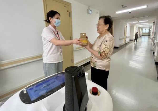 清晨机器人忙打扫，养老院变高科技，老人生活全靠它？