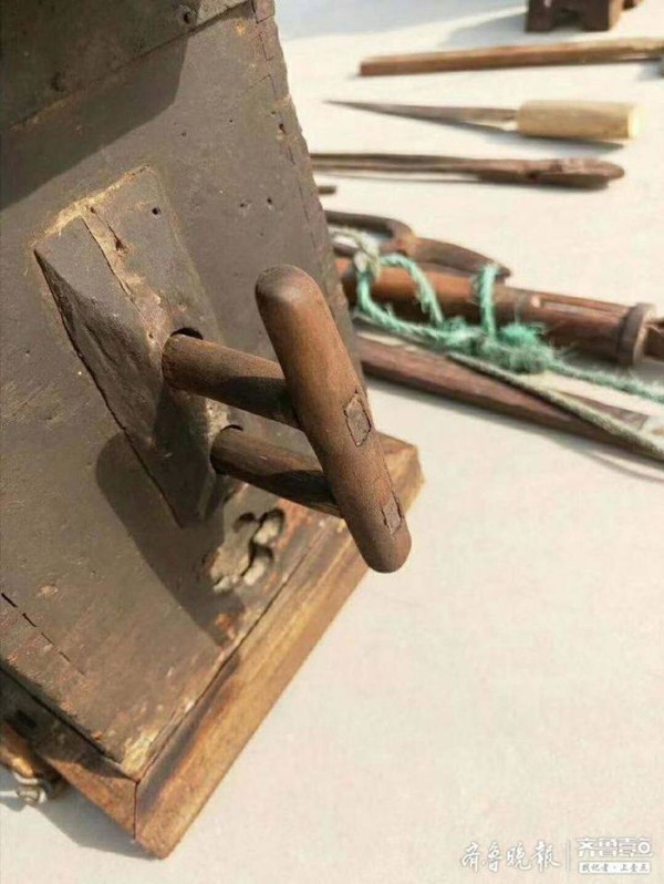 局盆局碗用的生意挑子一套，走街串巷全靠它