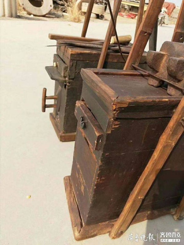 局盆局碗用的生意挑子一套，走街串巷全靠它