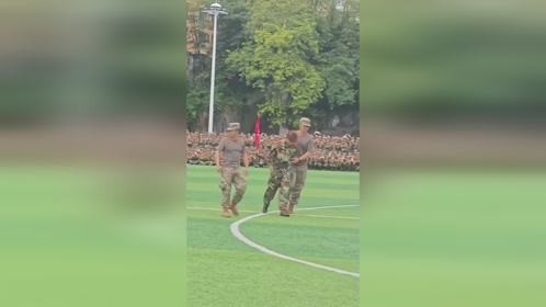 教官：哎呀，我滴妈呀，可千万别死在我手上了。[允悲]