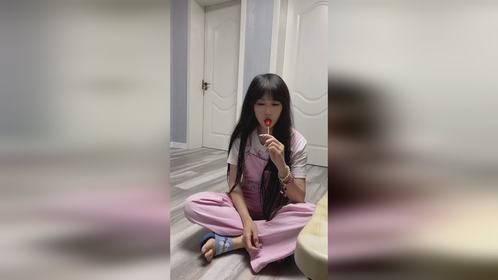 敢背着我偷吃！看我不打你！！！