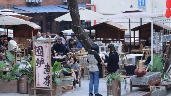 九龙坡区民主村社区里的“坝坝茶”(央广网发 刘思怡 摄)