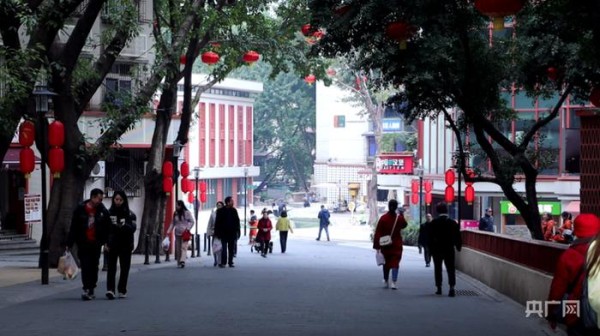 居民们在九龙坡区民主村社区悠闲散步(央广网发 刘思怡 摄)