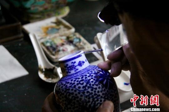 古陶瓷修复主要包括试平、试色、手绘、点染、抠纹饰、仿釉、按花、点睛等10道繁杂工序。