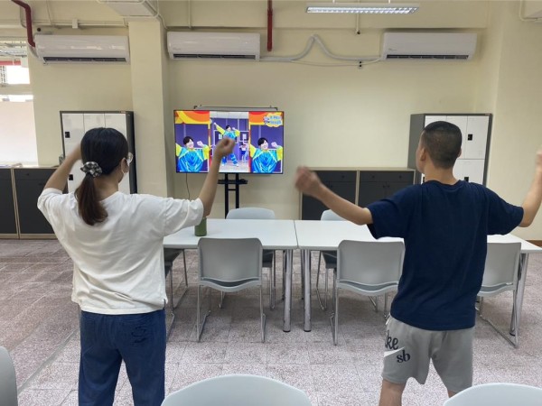 教保员带着身障者做运动，维持体能。（高雄市社会局提供／林雅惠高雄传真）