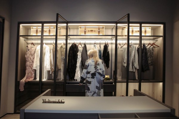 Boutique, Display case, Room, Interior design, Furniture, Building, Retail, Closet, Clothes hanger, Display window, 
