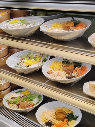 看！美味食品柜