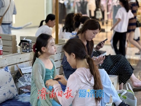 年轻人期待的市集，从“凑摊子”转向“做内容”
