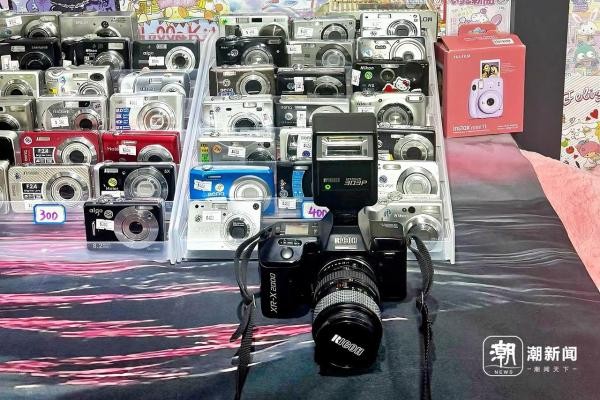 杭州收藏品市场店面里的老数码设备 戴凯霖 摄