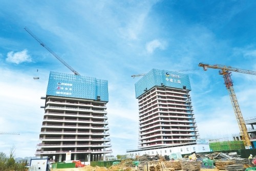 “开放之门”双子塔项目建设现场塔吊林立，热火朝天。(王刚　摄)