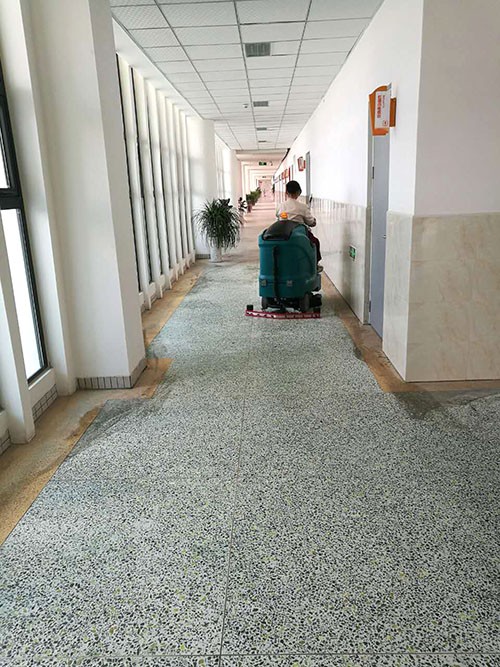 学校洗地机.jpg
