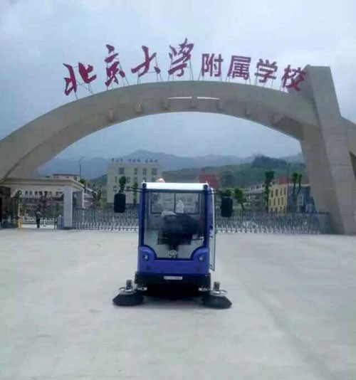 学校扫地车